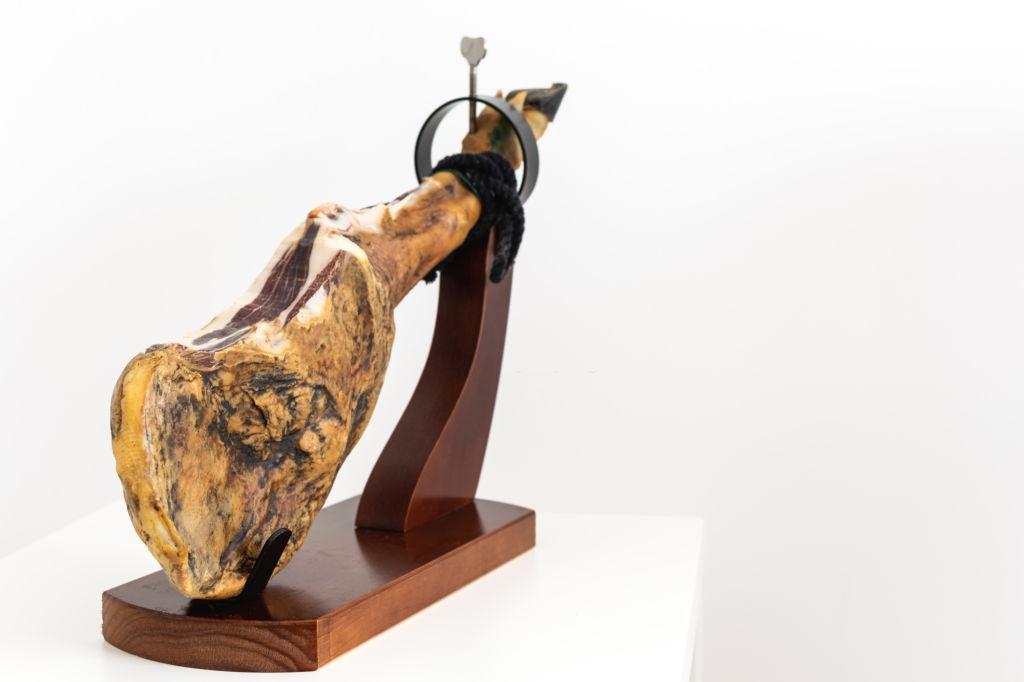 Corte jamón con maza hacia arriba