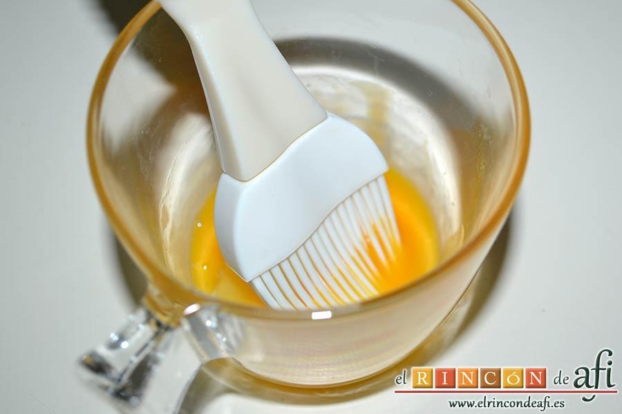 Galletas crujientes de mantequilla, batir la yema de huevo