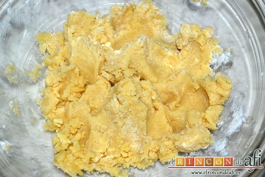 Galletas crujientes de mantequilla, añadir la mitad de la harina y amasar con las manos