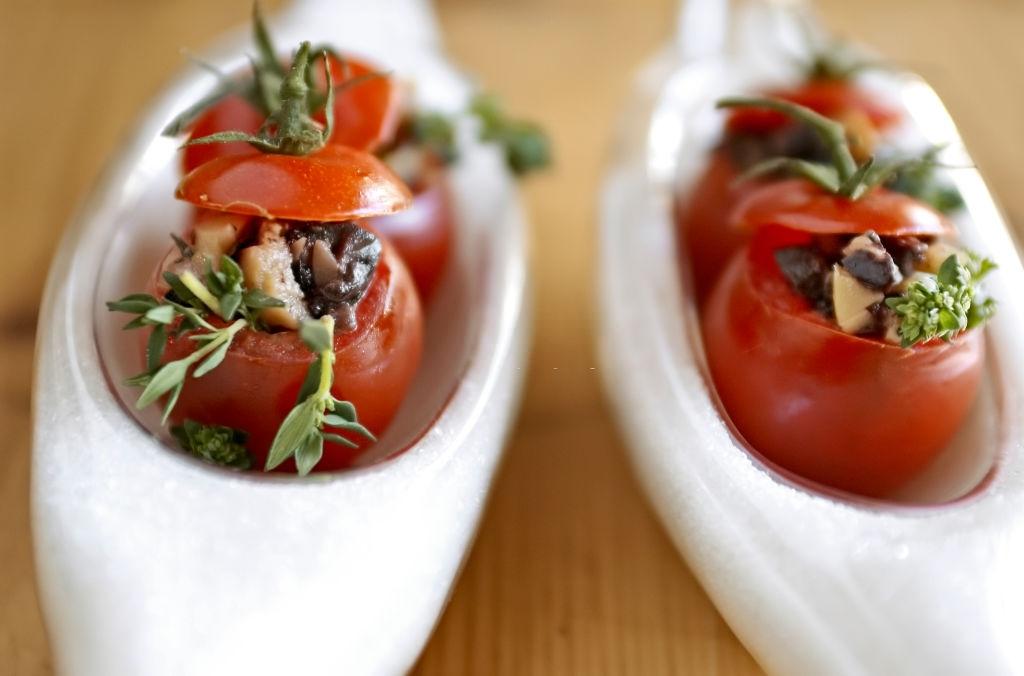 Bocado original de tomate cherry con anchoas