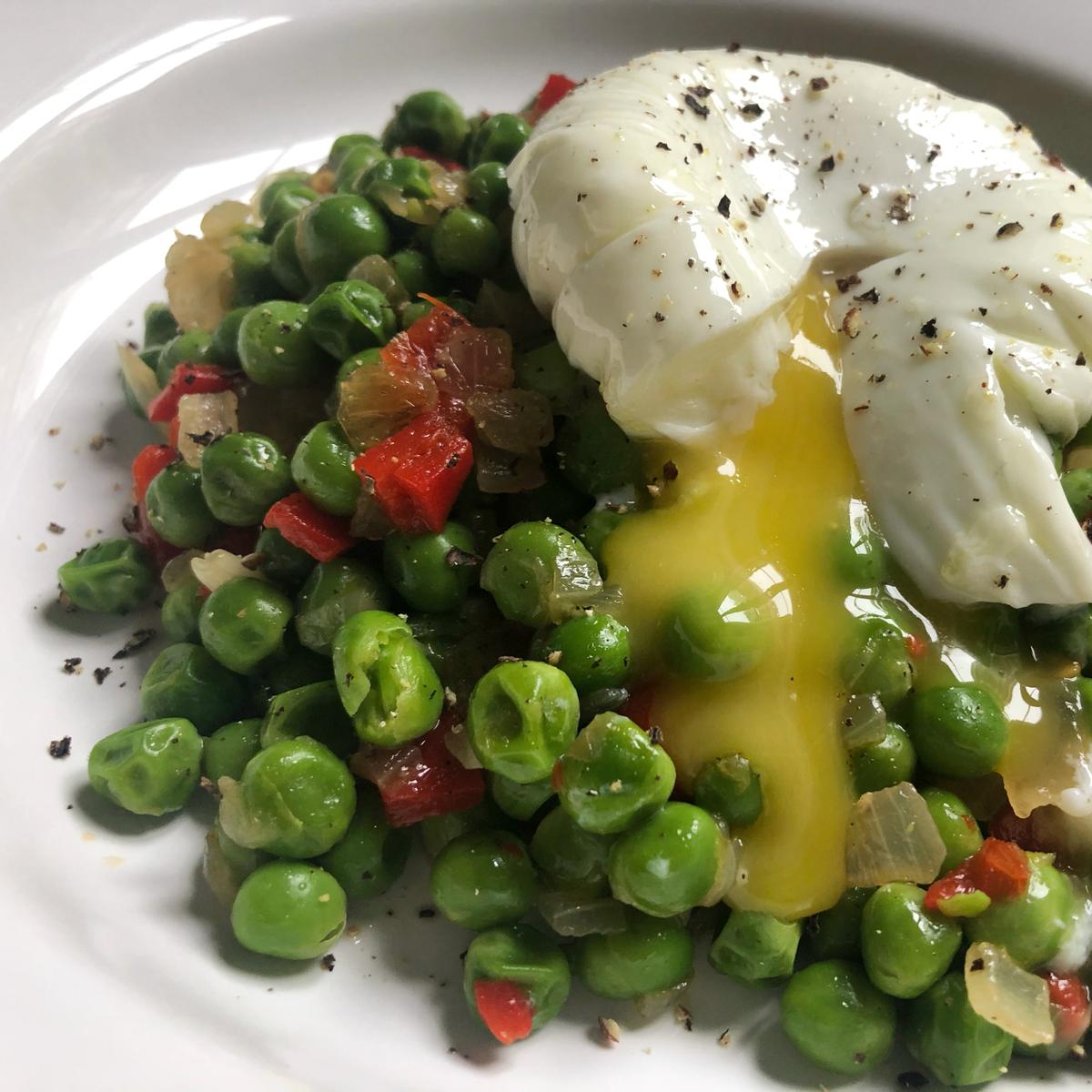 guisantes con huevo poché