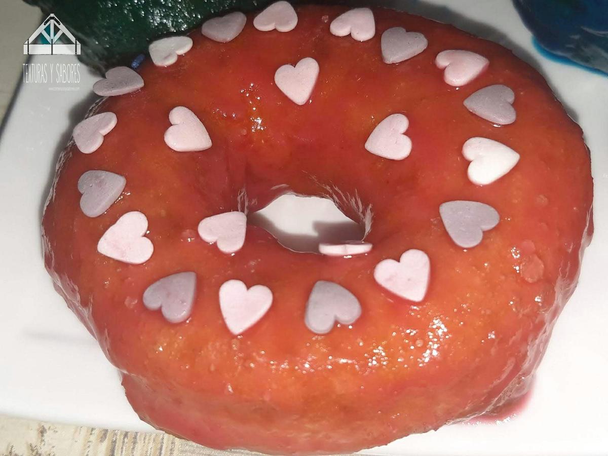 donut glaseado con corazones