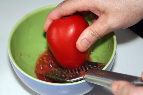 rallar-el-tomate-para-las-Patatas-Bravas