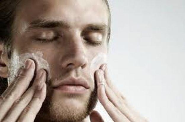 hombre aplicándose una mascarilla 