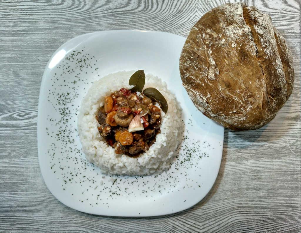 carne de jabalí en salsa con arroz