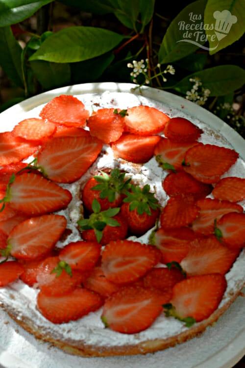 Receta casera de bizcocho chiffon de limón con fresas, rico y muy esponjoso