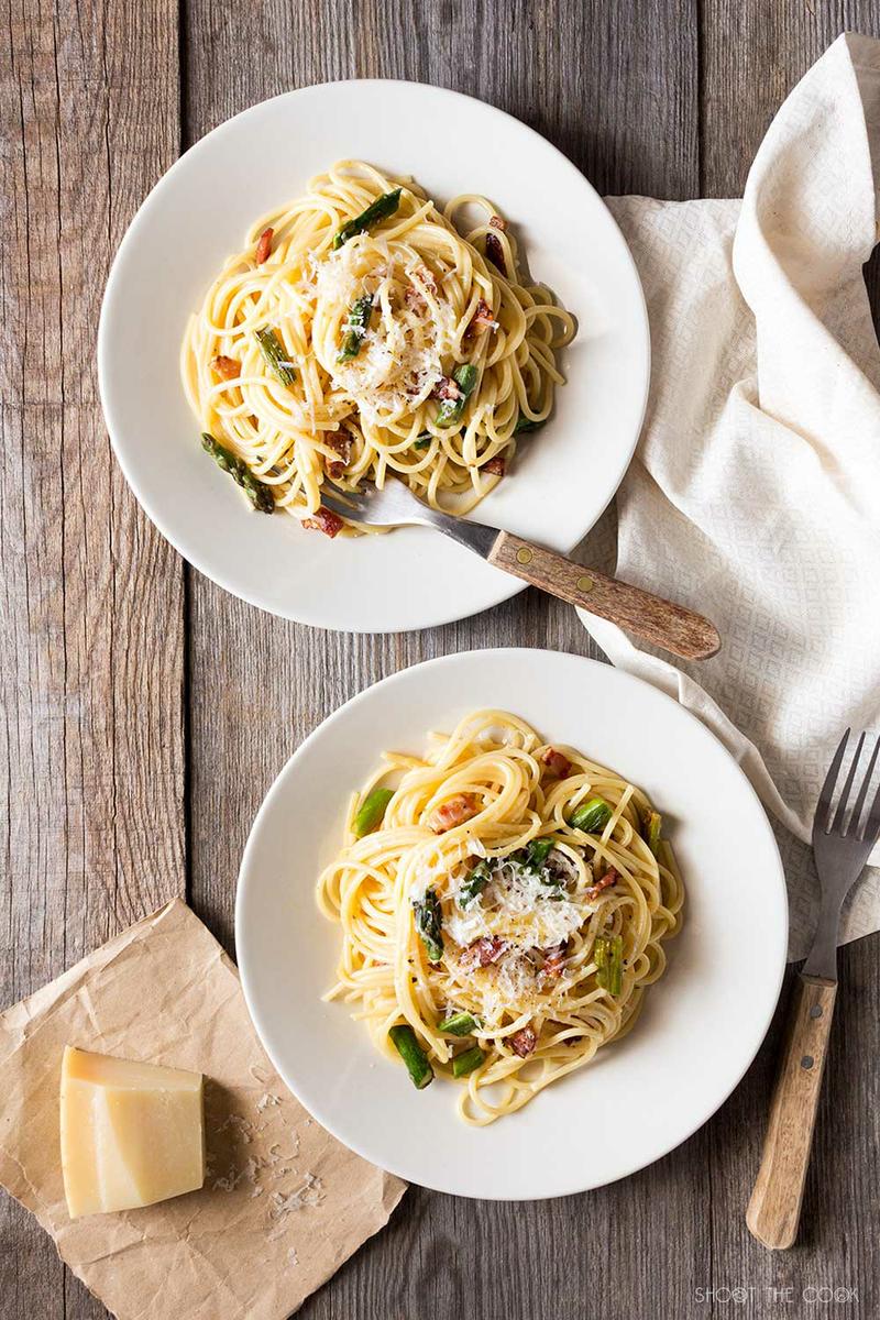 Pasta carbonara con huevo y espárragos