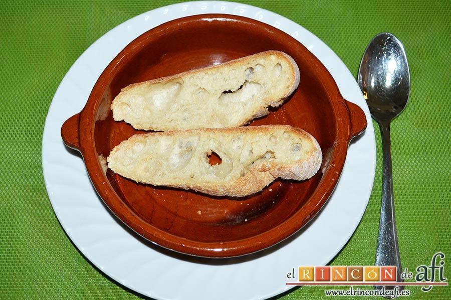 Acquacotta, preparar las rodajas de pan en los recipientes