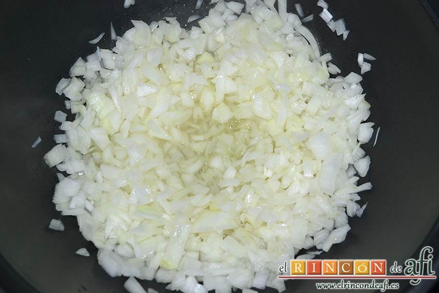 Acquacotta, pochar la cebolla picada