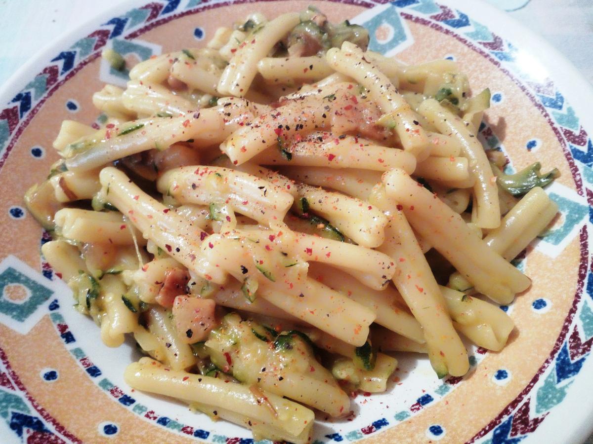 Pasta con calabacín y panceta - Casarecce con zucchine, pancetta e provola - Zucchini and bacon pasta recipe