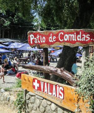 colonia suiza tiene curanto, gastronomía. está abierta los días miércoles y domingo