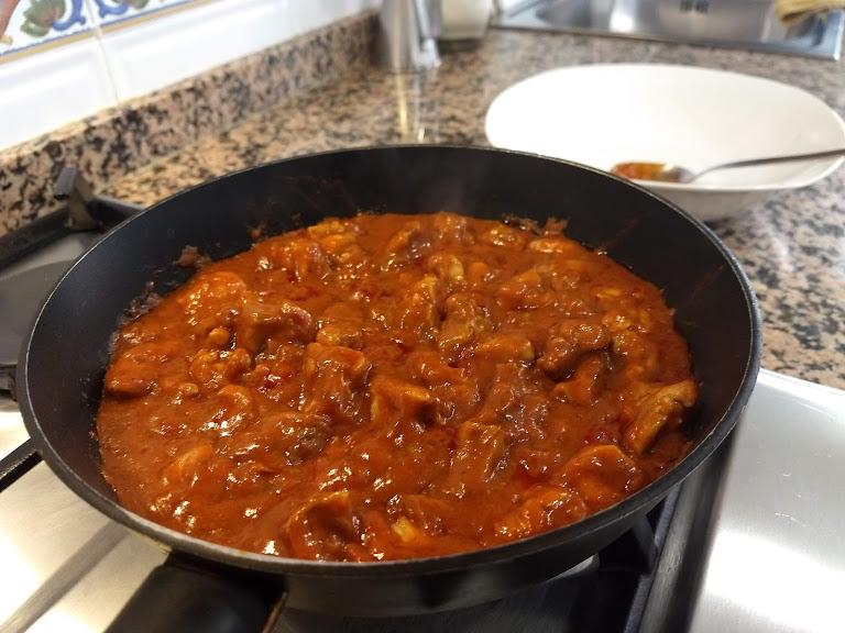 Mezcla de todos los ingredientes en el pollo tikka masala