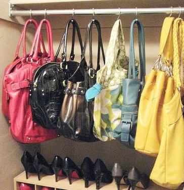 Bolsos con gancho. Vía Ahorradoras.