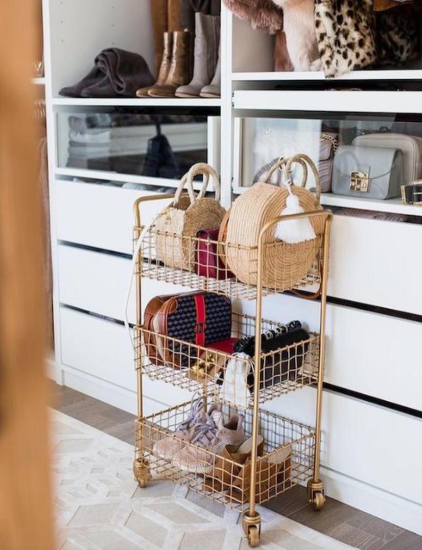 Carrito para bolsos. Vía ElMueble.