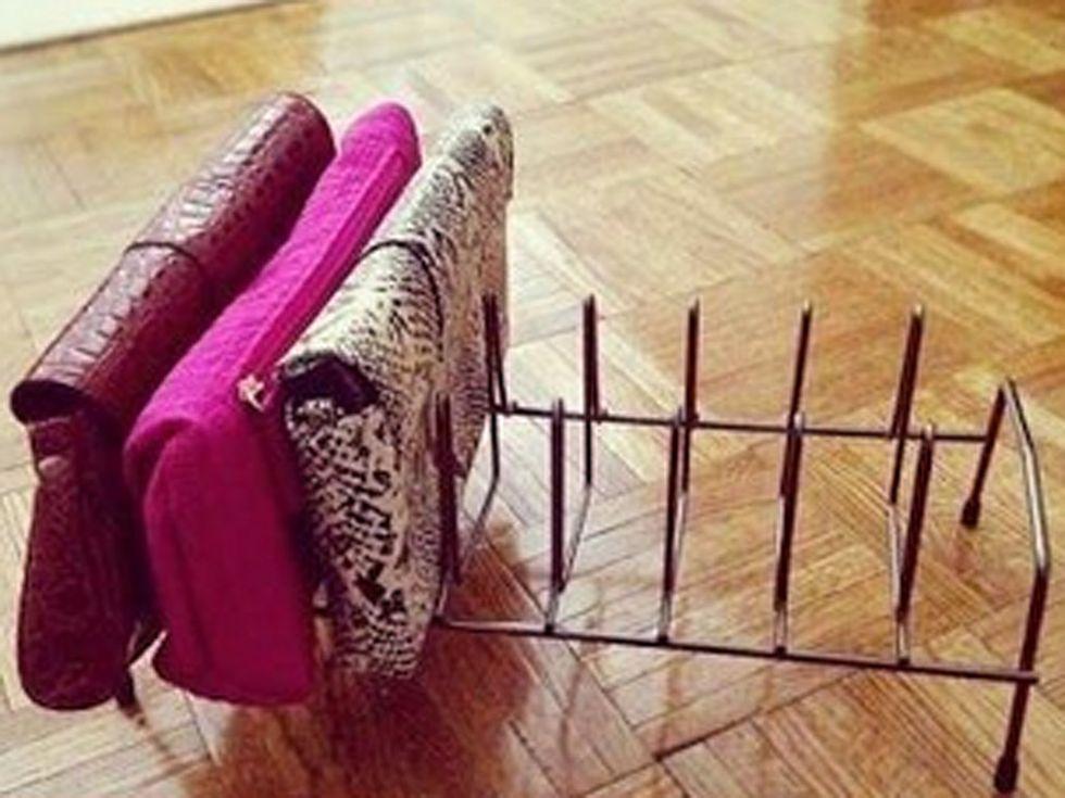 Bolsos en soporte para platos. Vía Pinterest.