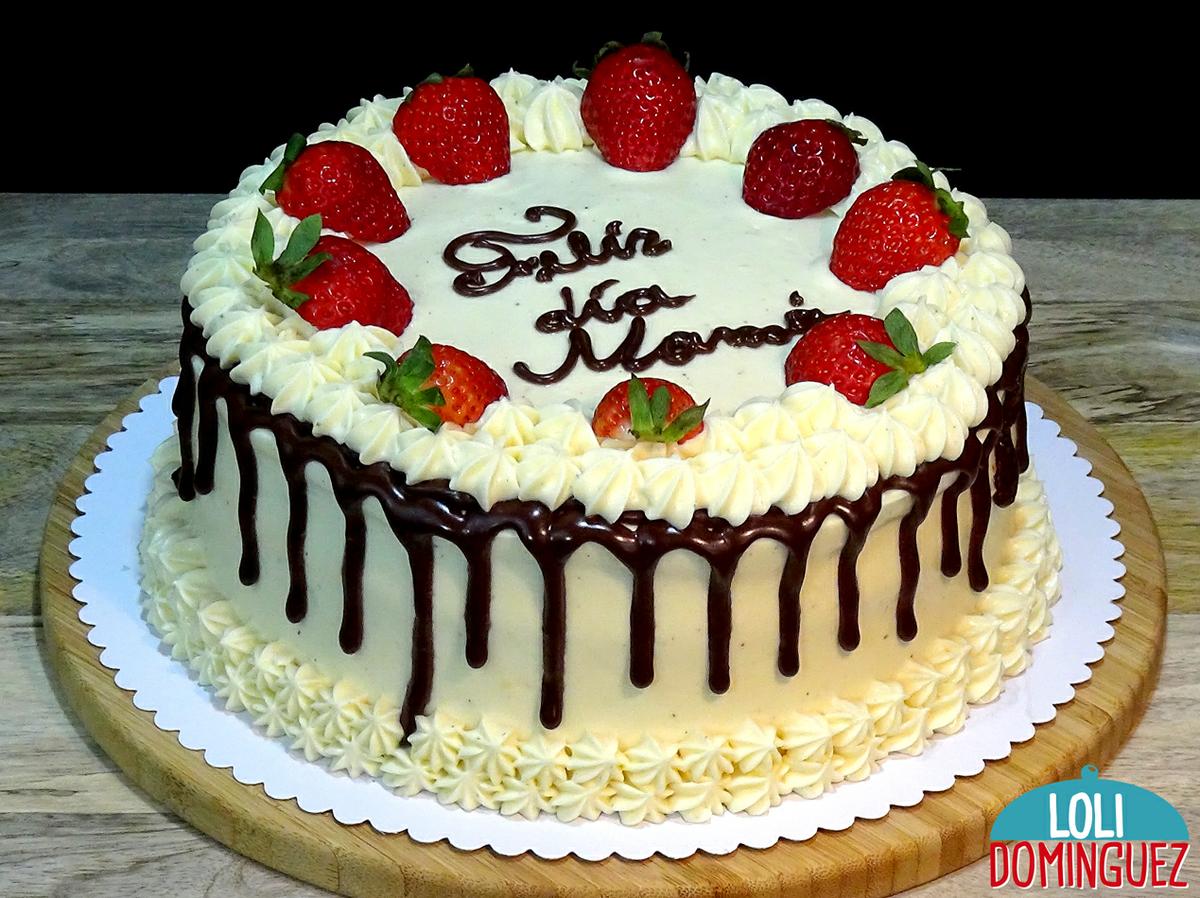 TARTA DÍA DE LA MADRE 2020 CON UN RELLENO DE CREMA Y MANZANA QUE ES UNA DELICIA. Una tarta con 6 pasos pero todos muy sencillos, un bizcocho húmedo con sabor a canela, una crema suave y sedosa de vainilla que combinada con las manzanas