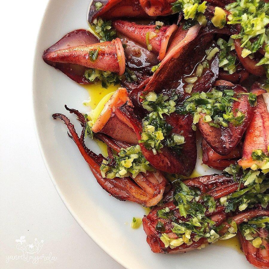 CALAMARES A LA PLANCHA CON AJITO Y PEREJIL