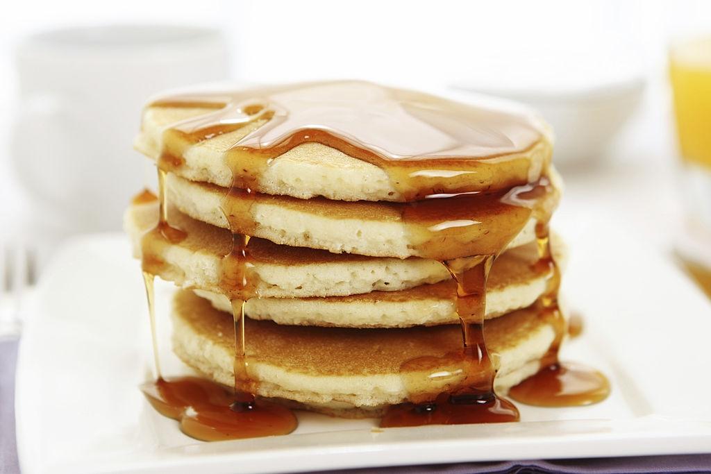 sirope de caramelo sobre crepes