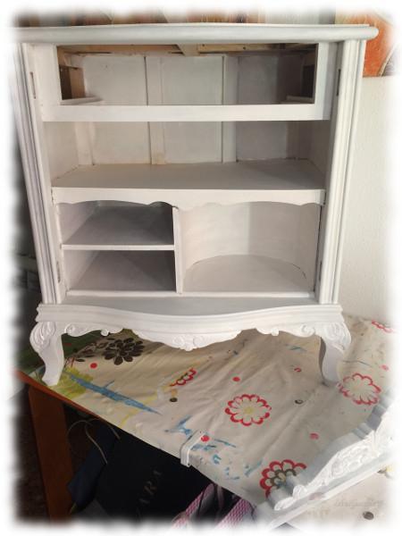 Mesita de noche reciclada. Aplicación de imprimación.