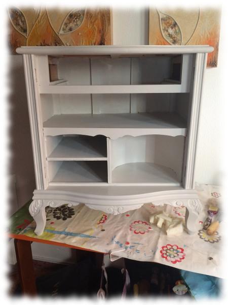 Mesita de noche reciclada. Aplicación de imprimación.