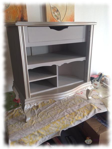 Mesita de noche reciclada. Aplicación de pintura esmaltada.