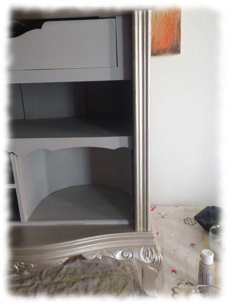 Mesita de noche reciclada. Aplicación de pintura esmaltada.