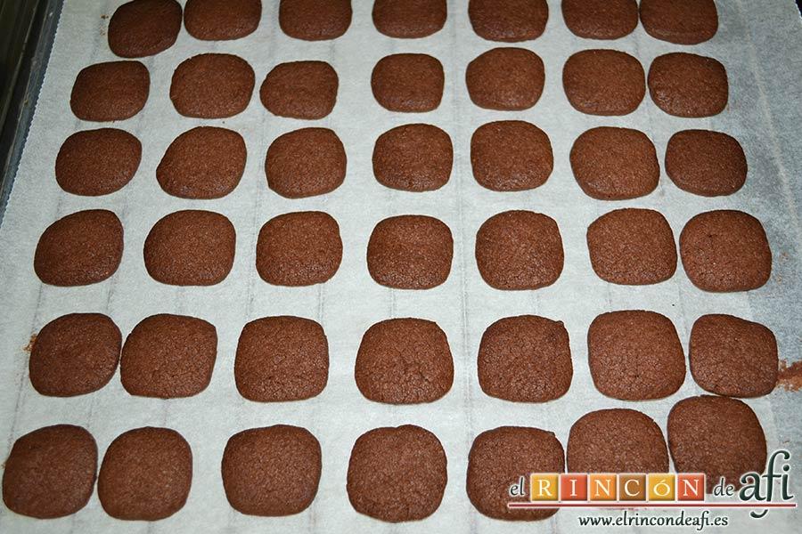 Galletas de chocolate y mantequilla, dejar enfriar sobre rejilla
