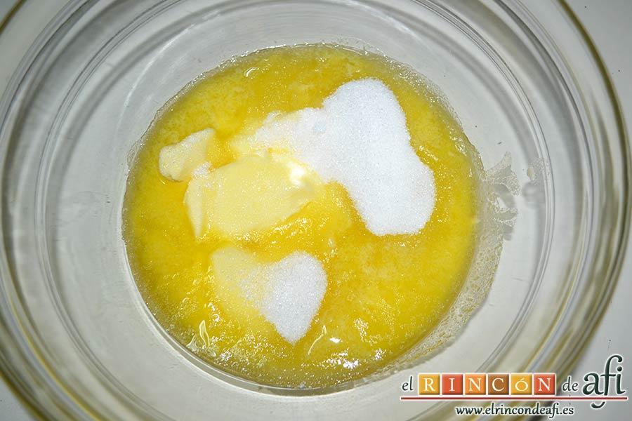 Galletas de chocolate y mantequilla, poner en otro bol la mantequilla derretida y el azúcar