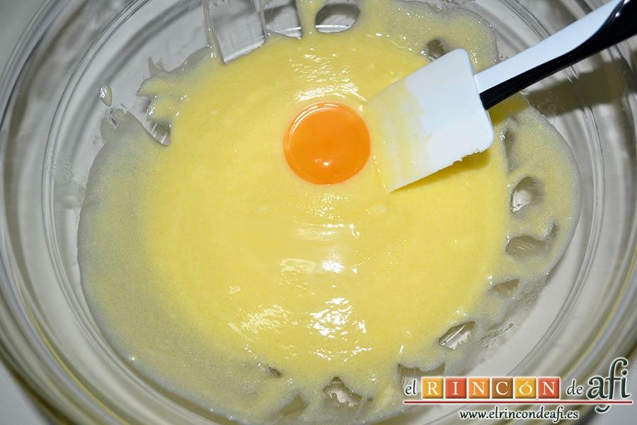 Galletas de chocolate y mantequilla, añadir la yema de huevo a la mezcla