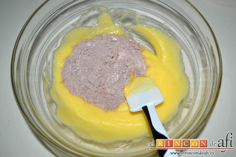 Galletas de chocolate y mantequilla, añadir poco a poco la mezcla de harina y cacao