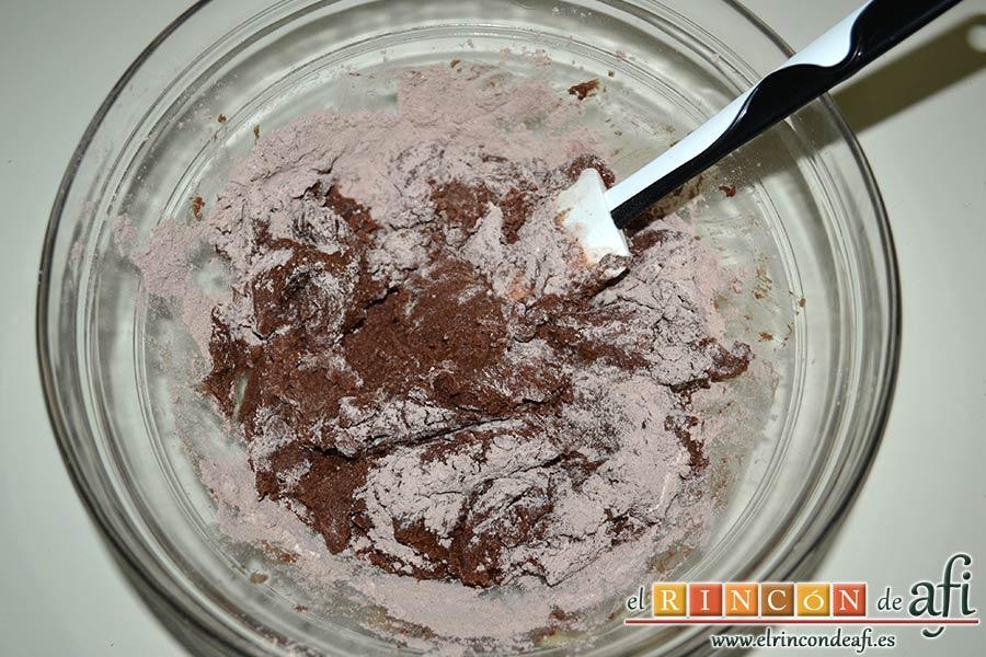 Galletas de chocolate y mantequilla, mezclarlos con la lengua