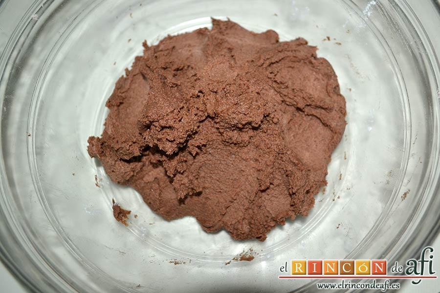 Galletas de chocolate y mantequilla, mezclar hasta obtener una bola de masa