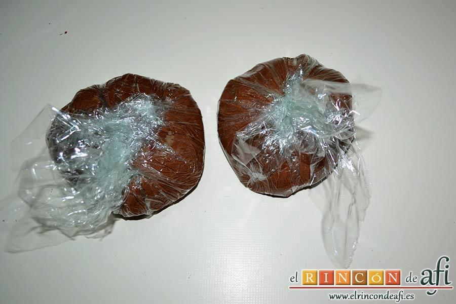 Galletas de chocolate y mantequilla, dividir en dos la masa y envolver en film para refrigerar