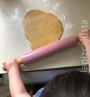 estirar la masa de la empanada