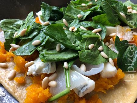 estirar la masa de la empanada