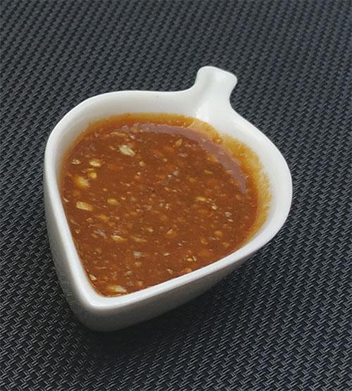 Salsa de cacahuetes con soja para ceviche de gambones