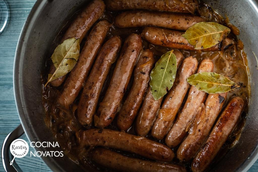 Salchichas en vino blanco