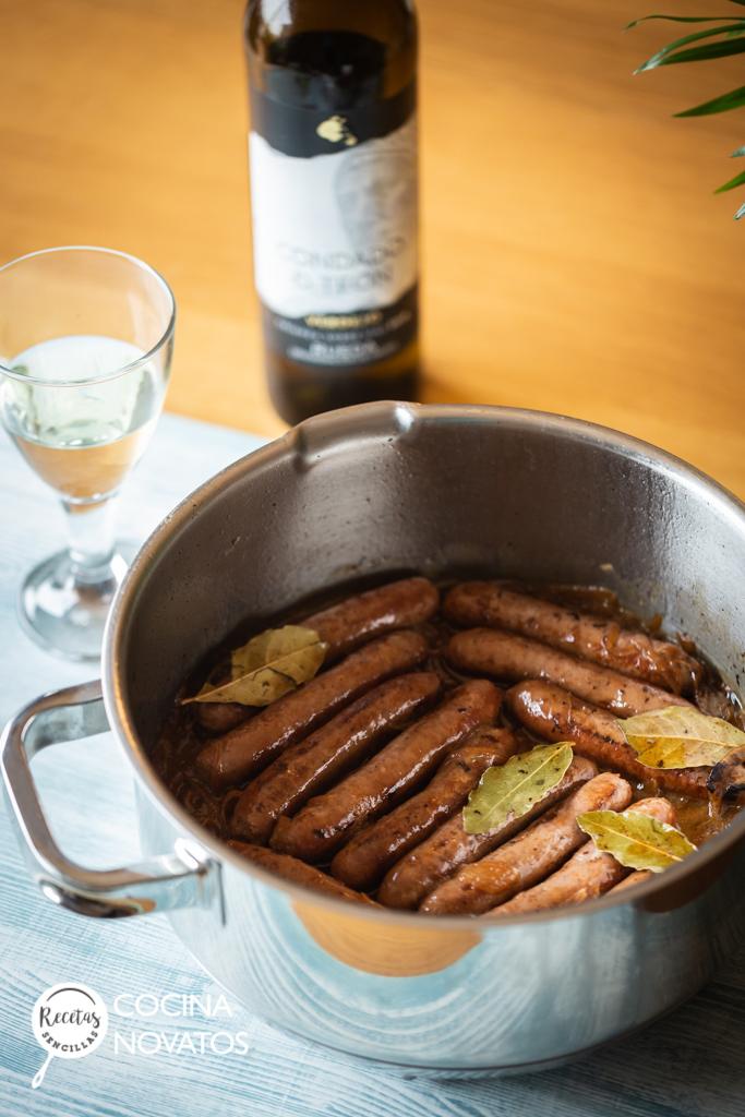 Salchichas en vino blanco