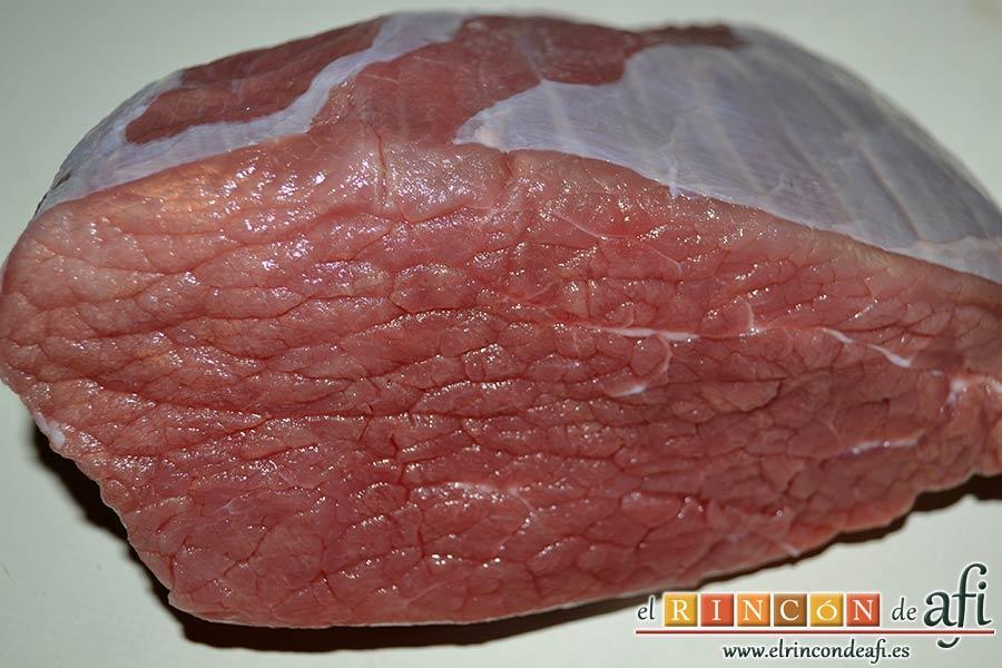 Vitello tonnato o redondo de ternera con mayonesa de atún, preparar la carne