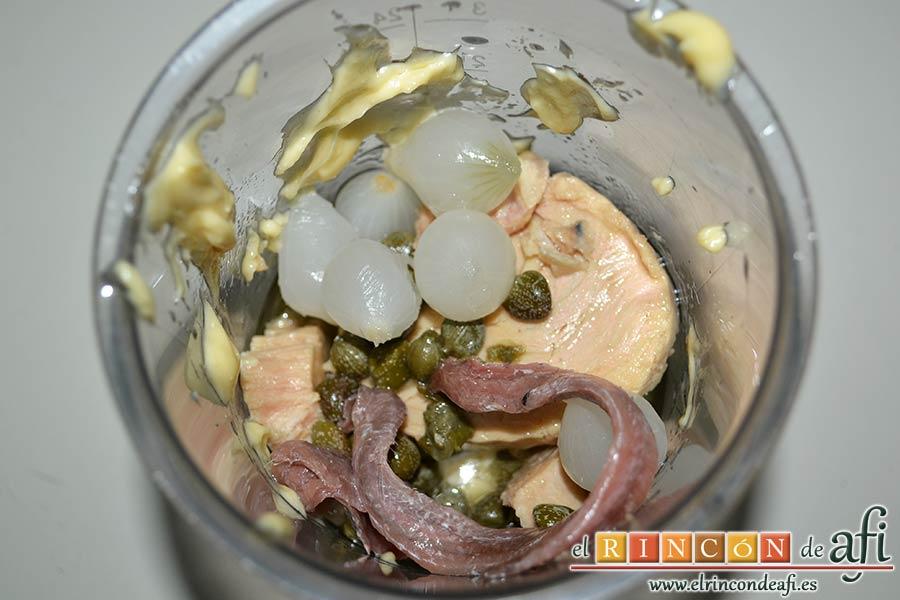 Vitello tonnato o redondo de ternera con mayonesa de atún, añadir al vaso el atún con el aceite, las anchoas y los encurtidos