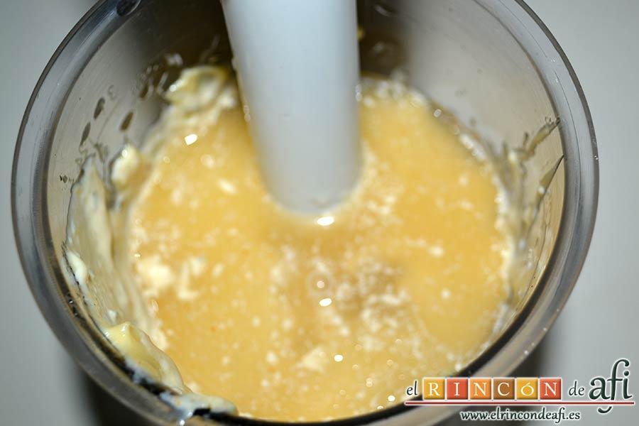 Vitello tonnato o redondo de ternera con mayonesa de atún, añadir el zumo de medio limón y un poco de caldo de verduras de la cocción del redondo de ternera