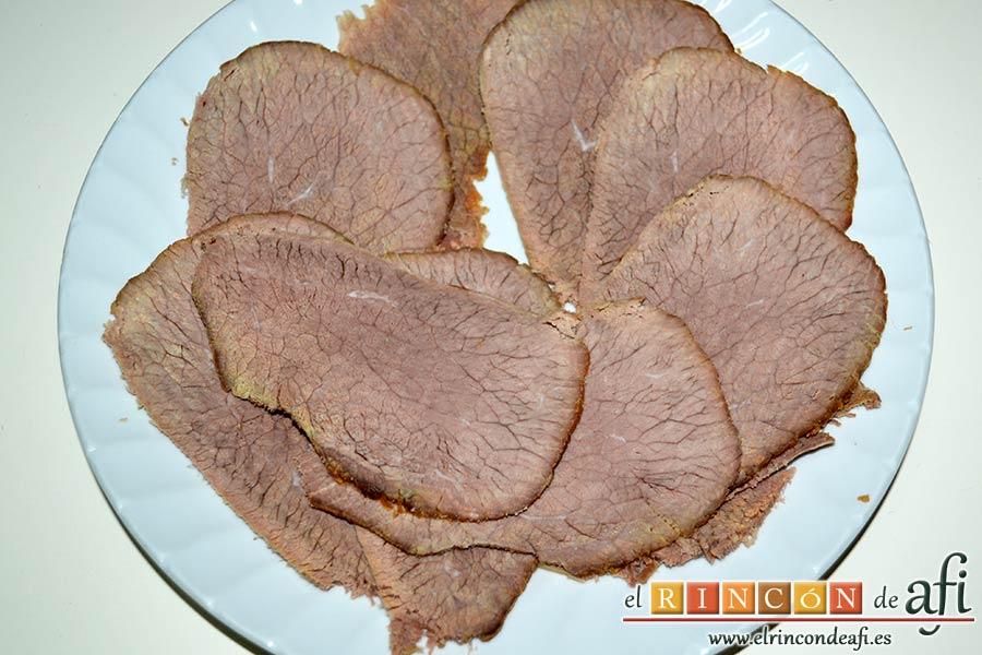 Vitello tonnato o redondo de ternera con mayonesa de atún, cortar la carne en lonchas finas