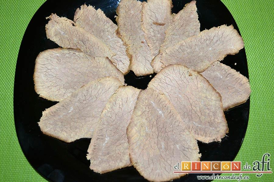 Vitello tonnato o redondo de ternera con mayonesa de atún, disponerlas en un plato