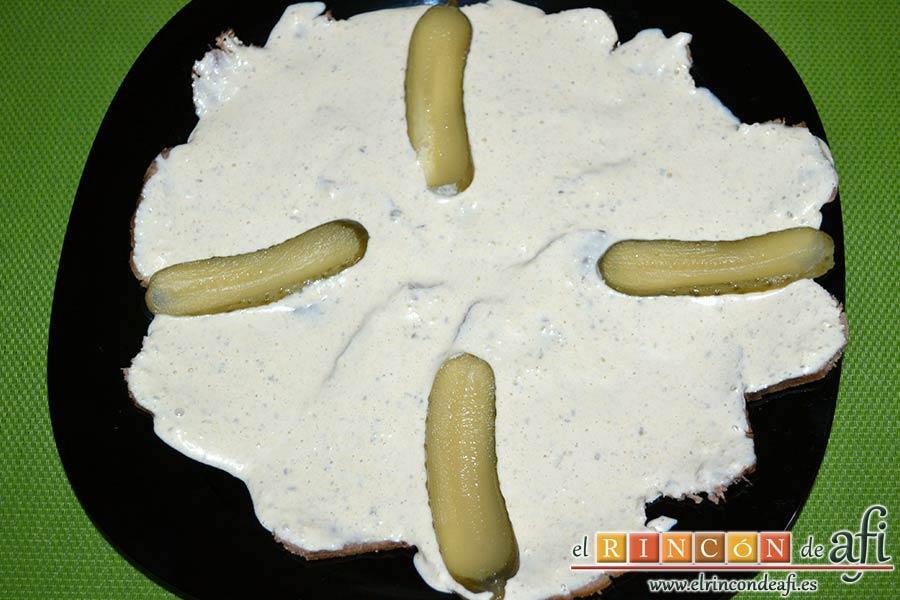 Vitello tonnato o redondo de ternera con mayonesa de atún, cubrirlas con la salsa y decorar con las verduras encurtidas