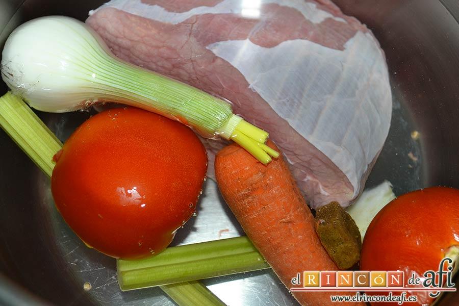 Vitello tonnato o redondo de ternera con mayonesa de atún, ponerlo todo en una olla exprés con la pastilla de caldo y cubrir con agua