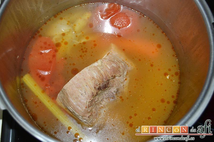 Vitello tonnato o redondo de ternera con mayonesa de atún, cocer y abrir la olla