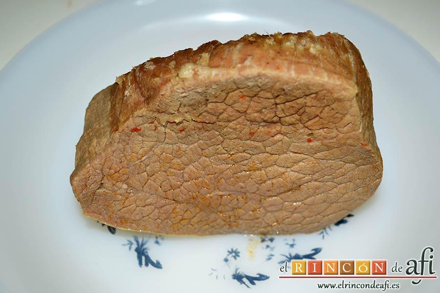 Vitello tonnato o redondo de ternera con mayonesa de atún, cuando la carne esté lista la reservamos en un plato