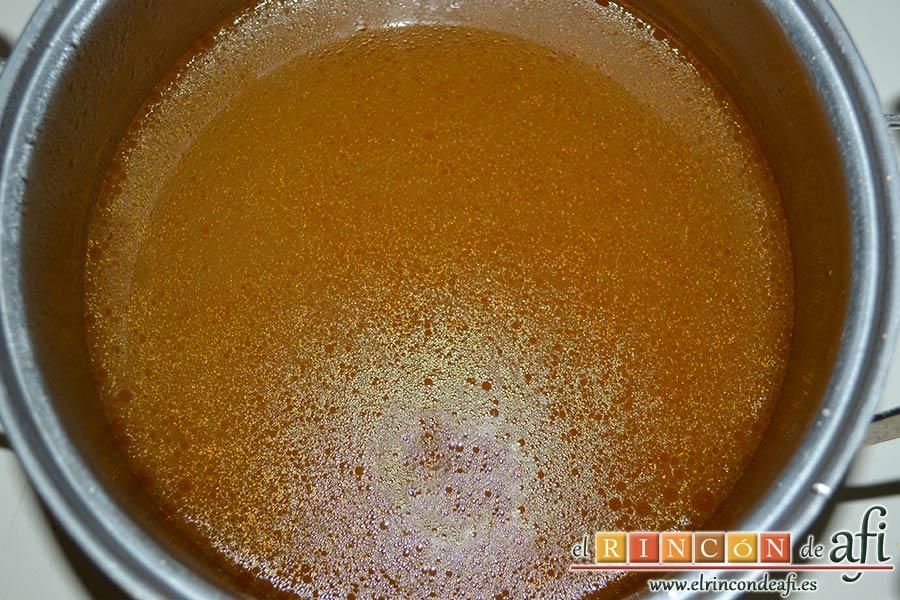 Vitello tonnato o redondo de ternera con mayonesa de atún, colar el caldo y reservarlo