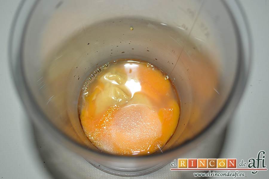 Vitello tonnato o redondo de ternera con mayonesa de atún, poner en el vaso de la batidora las dos yemas de huevo, la mostaza de Dijón, la sal y el vinagre