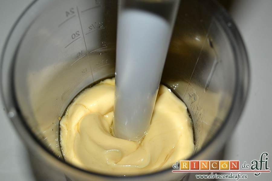 Vitello tonnato o redondo de ternera con mayonesa de atún, cuando empiece a emulsionar la mayonesa movemos el brazo de la batidora de arriba abajo